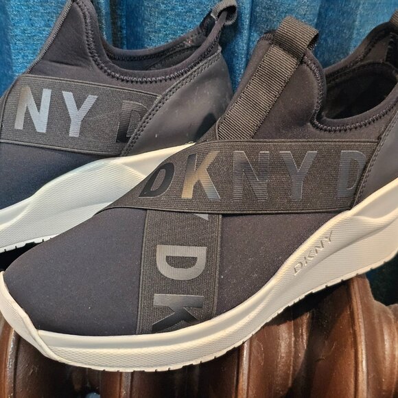 DKNY Women's Leya Wedge Sneakers (8.5) - Picture 4 of 14